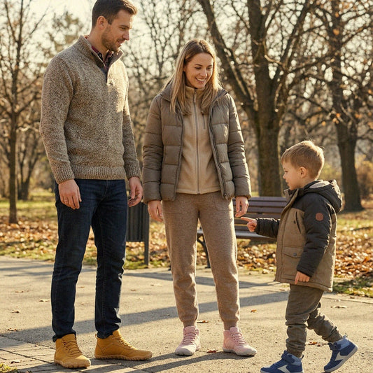 Familie mit Barfuß-Winterstiefeln beim winterlichen Spaziergang